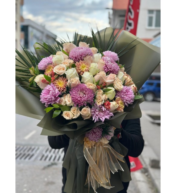 Beyaz güllü karışık ithal çiçek